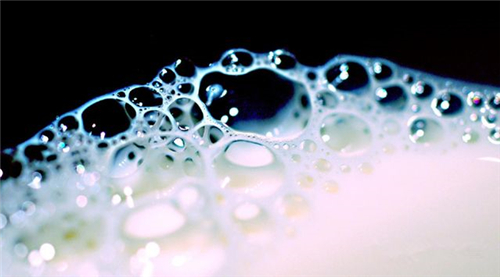 亲水性差的消泡剂更适合在稀薄的液体中使用